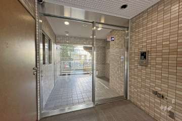 エントランスはオートロック付きです。