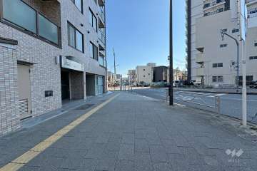 敷地南西側の前面道路（北西側から）