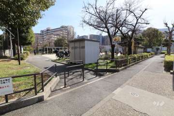 隣接する関屋公園