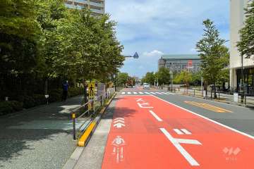 敷地の北側前面道路（西側から）