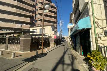 敷地北東側の前面道路