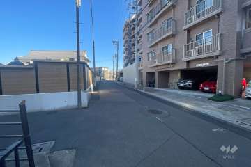 敷地西側の前面道路