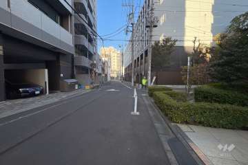 敷地北西側の前面道路（南西側から）