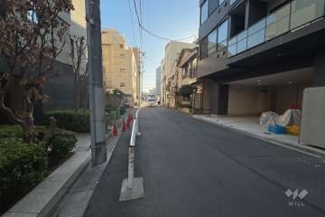 敷地北西側の前面道路（北東側から）