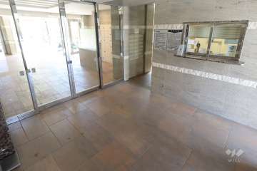 エントランスはオートロック付きです。　