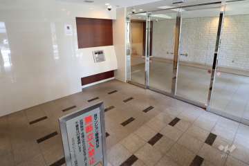 エントランスはオートロック付きです。