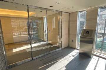 エントランスはオートロック付きです。