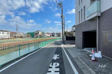 敷地の北側前面道路（西側から）
