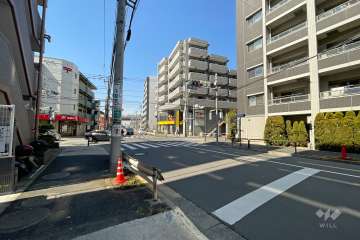 敷地南側の前面道路（東側から）　