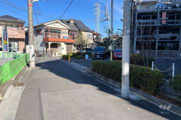 敷地の北西側前面道路（南西側から）