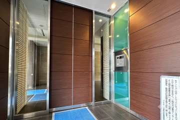 エントランスはオートロック付きです。