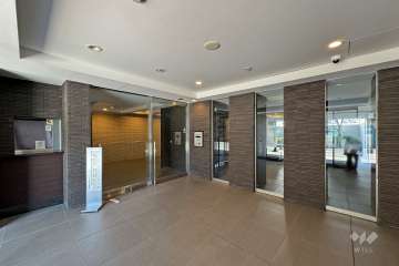 エントランスはオートロック付きです。