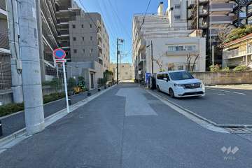 敷地北西側の前面道路（北東側から）