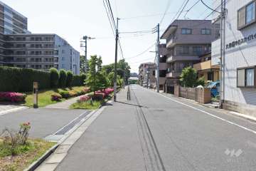 敷地北側の前面道路（東側から）