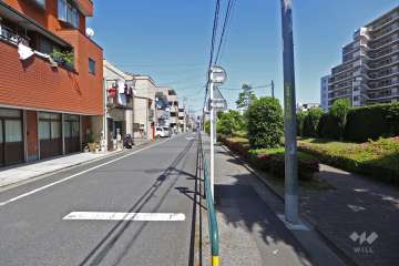 敷地北側の前面道路（西側から）