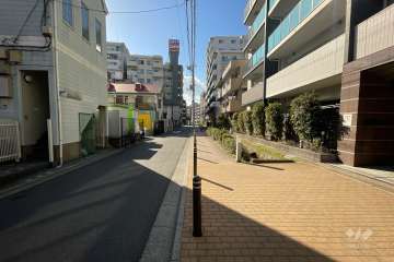 敷地の南側前面道路（東側から）