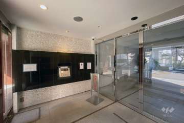 エントランスはオートロック付きです。