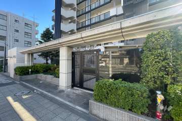 敷地内北側のエントランス