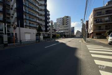 敷地の北側前面道路（東側から）