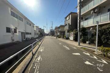 敷地東側の前面道路（北側から）