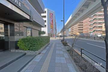 敷地の東側前面道路（南側から）