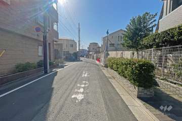 敷地の南側前面道路（東側から）