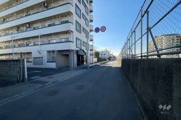 敷地の北側前面道路（東側から）