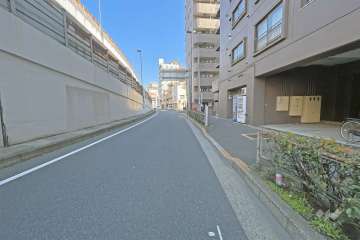 敷地の西側前面道路は日光街道です（南側から）。