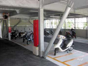 バイク置き場は駐車場棟内にあります。