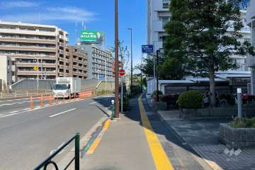 敷地の北側前面道路（西側から）