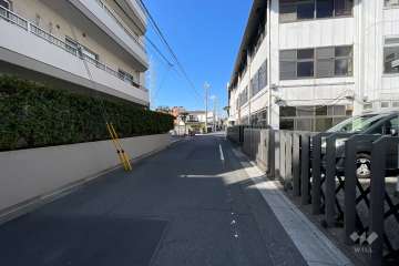 敷地の南側前面道路（西側から）