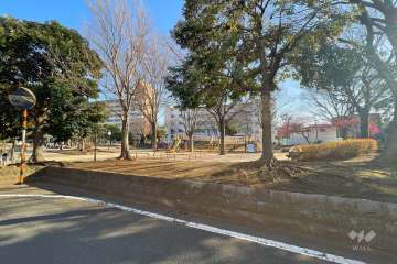 敷地に隣接する足立区立青和コミュニティ公園
