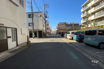 敷地南側の前面道路（東側から）