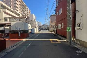 敷地南側の前面道路（西側から）