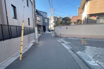 敷地西側の前面道路（南側から）