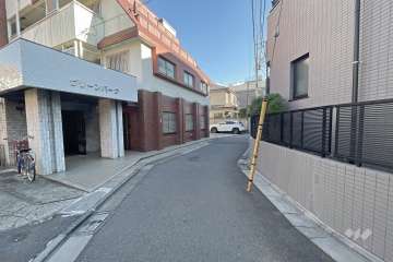 敷地西側の前面道路（北側から）