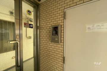 エントランスはオートロック付きです。