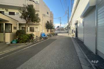 敷地西側の前面道路