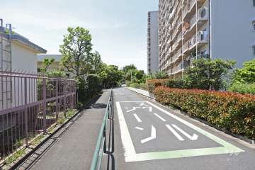 敷地南側の前面道路（東側から）