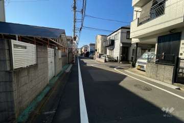 敷地の北側前面道路（西側から）