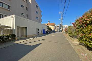 敷地南側前面道路（西側から）