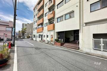 敷地南側の前面道路（東側から）