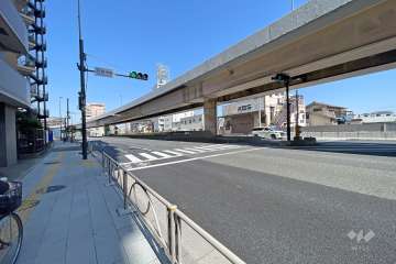 敷地西側の前面道路（南側から）