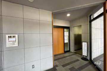 エントランスはオートロック付きです。