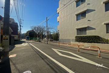 敷地東側の前面道路（北側から）