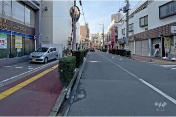 敷地北東側の前面道路（南東側から）