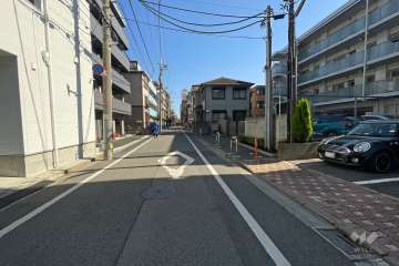 敷地の北側前面道路（西側から）