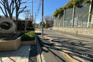 敷地の南側前面道路（西側から）