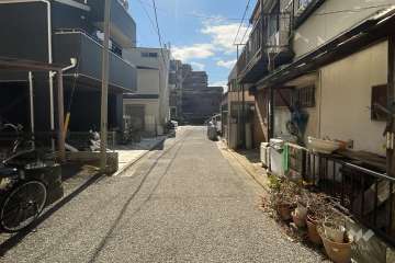 敷地の南側前面道路（北側から）