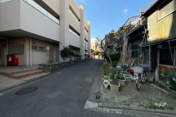 敷地の北側前面道路（東側から）